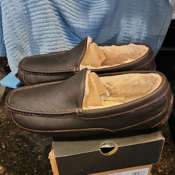 Men's  UGG LEATHER SLIPPERS PRE-OWNED  SIZE 11 3E Brown Leather Loafers - Picture 1 of 6